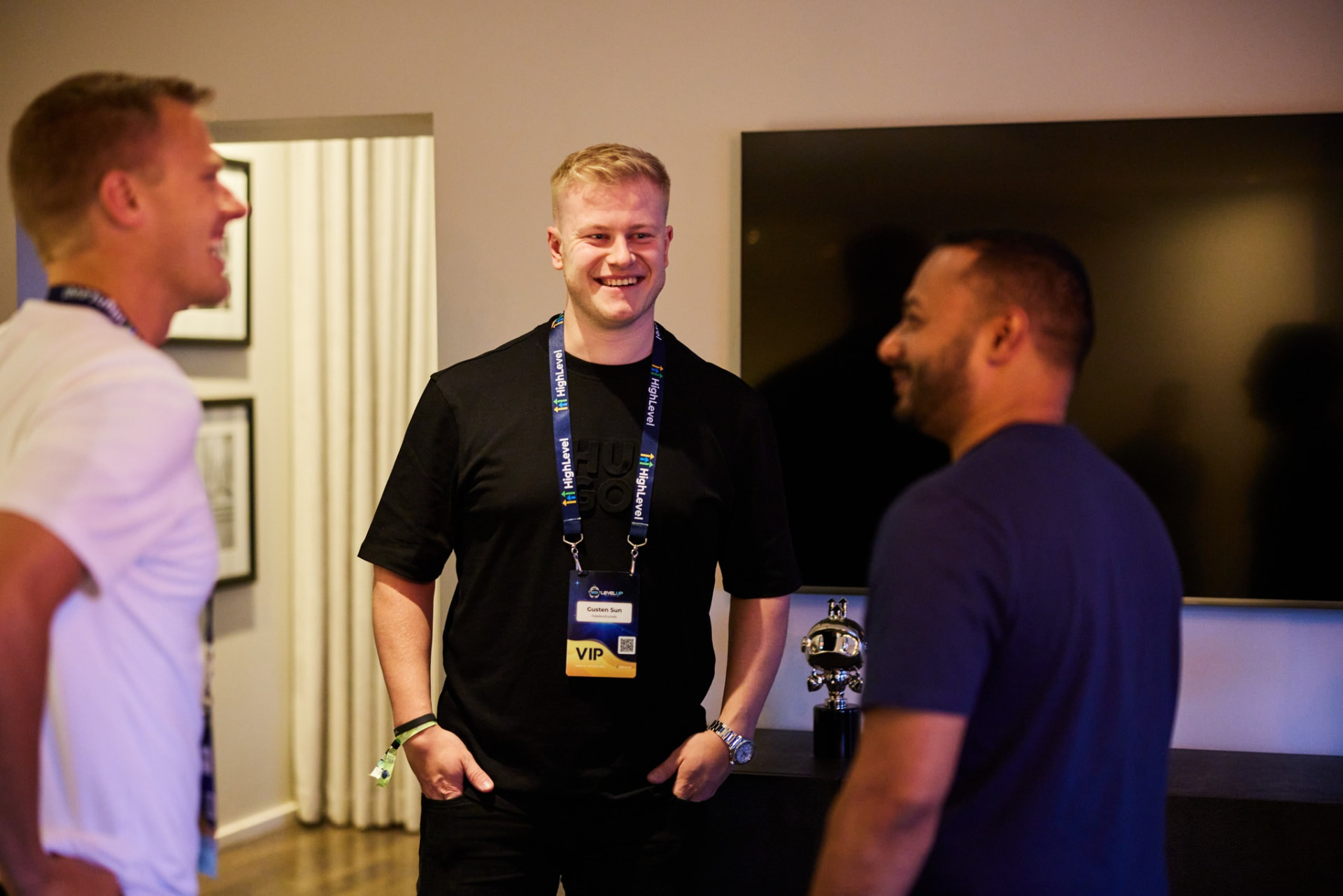 Gusten Sun talking with entrepreneurs at an event