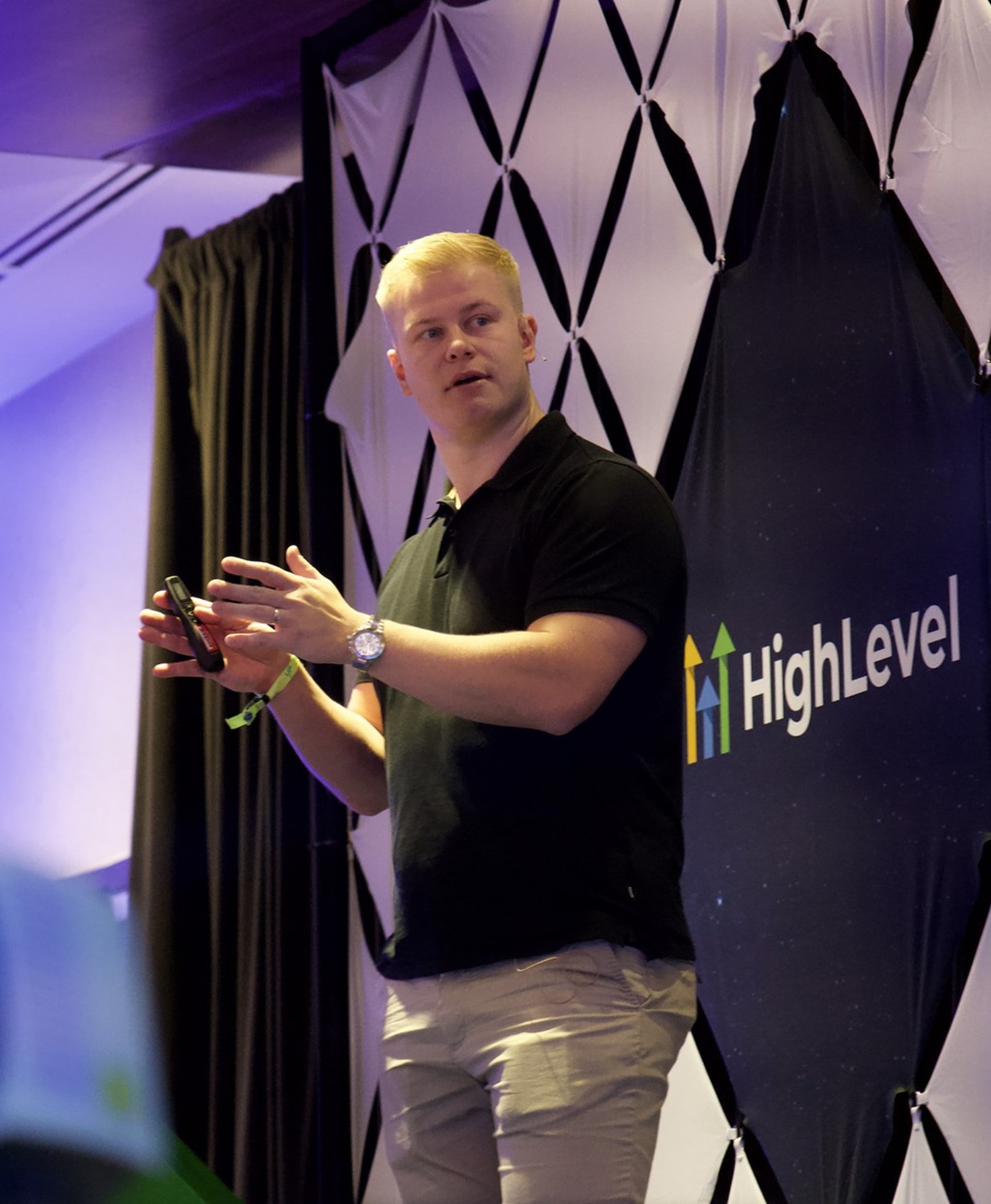 Gusten Sun speaking on stage