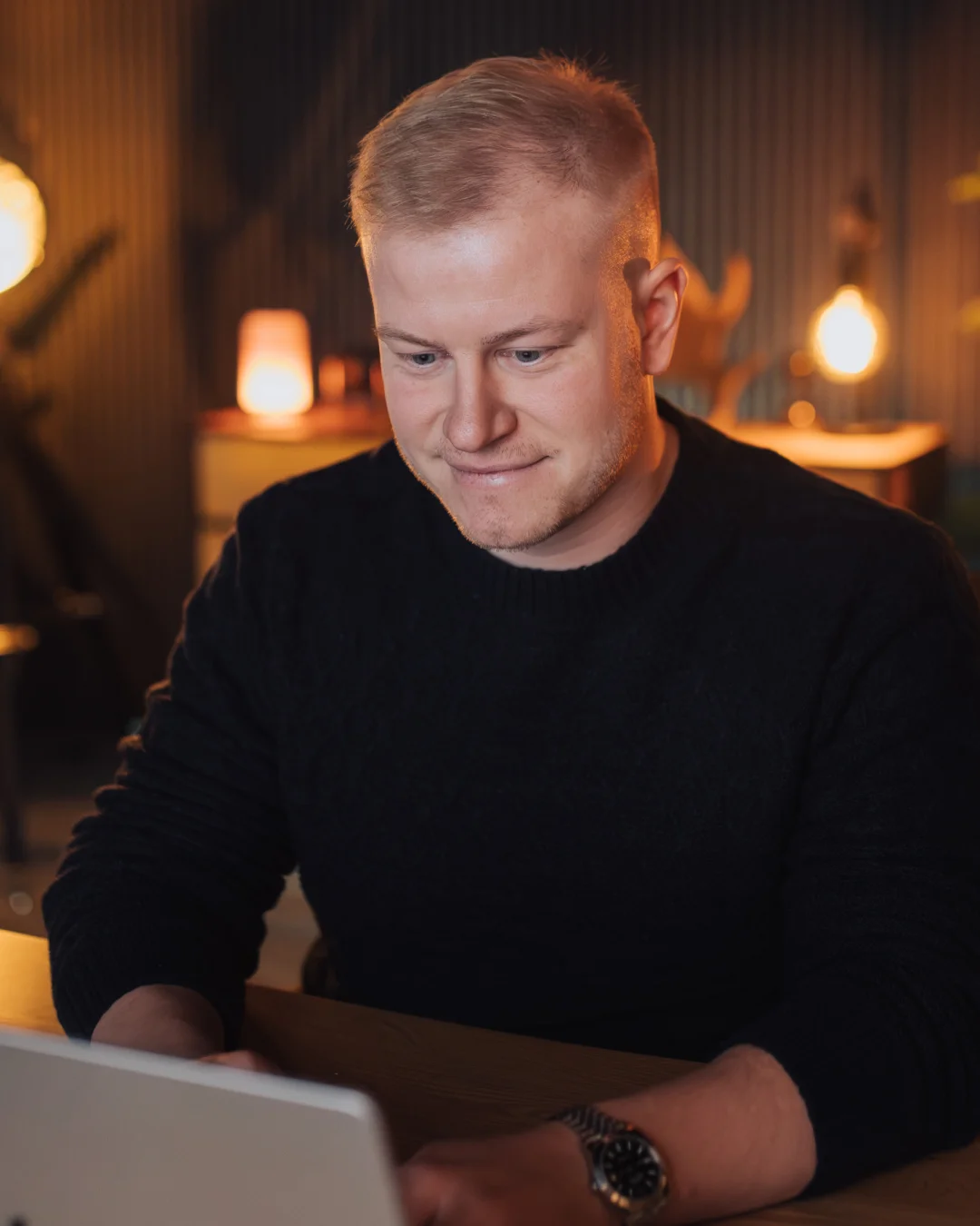 Gusten building on his laptop in the studio